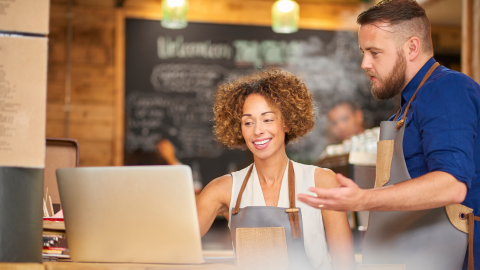 Dos propietarios de una tienda de café hablando acerca de la incorporación de su negocio