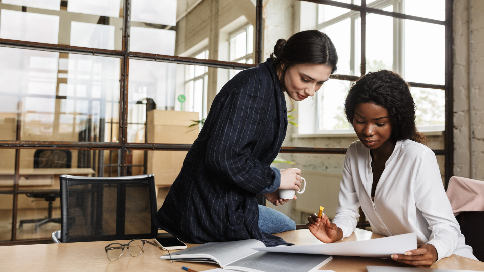 Dos mujeres emprendedoras revisando un papel