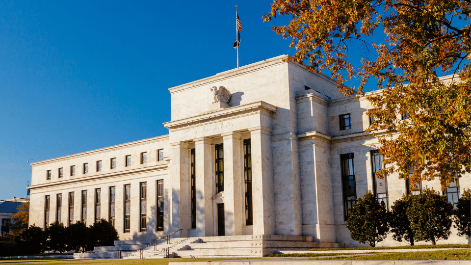¿Cómo afecta una alta tasa federal a los préstamos de negocios?