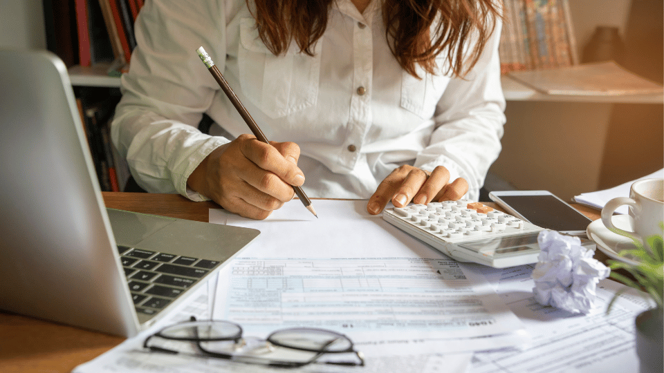 Una mujer que trabaja en su plan financiero para la recesión