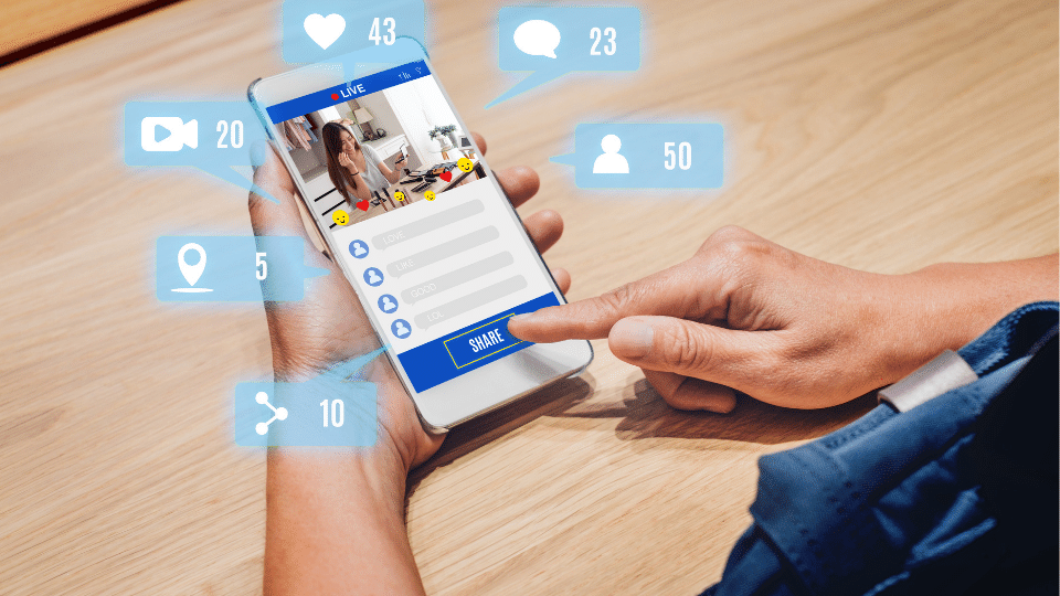 Una persona compartiendo en redes sociales el post de una influencer