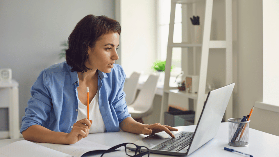 A woman business owner in a computer learning about working capital loans